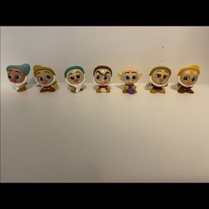 - DISNEY DOORABLES - all 7 dwarves